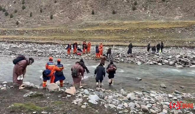 行山悬崖18人安全转移1人突发疾病遇难冰球突破19人徒步团被困河南辉县南太(图2)